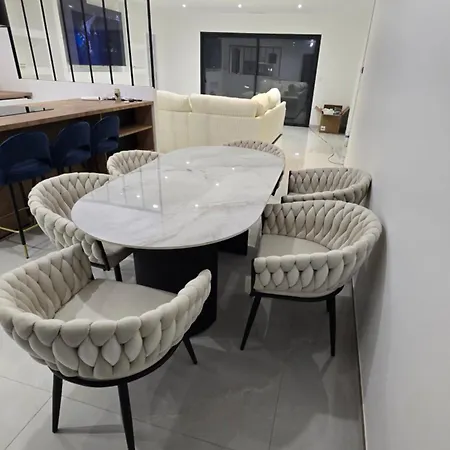 Le H Villa *